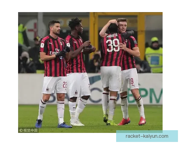 法马的防线表现稳健,持续为球队提供重要保障 法马的防线表现稳健,持续为球队提供重要保障